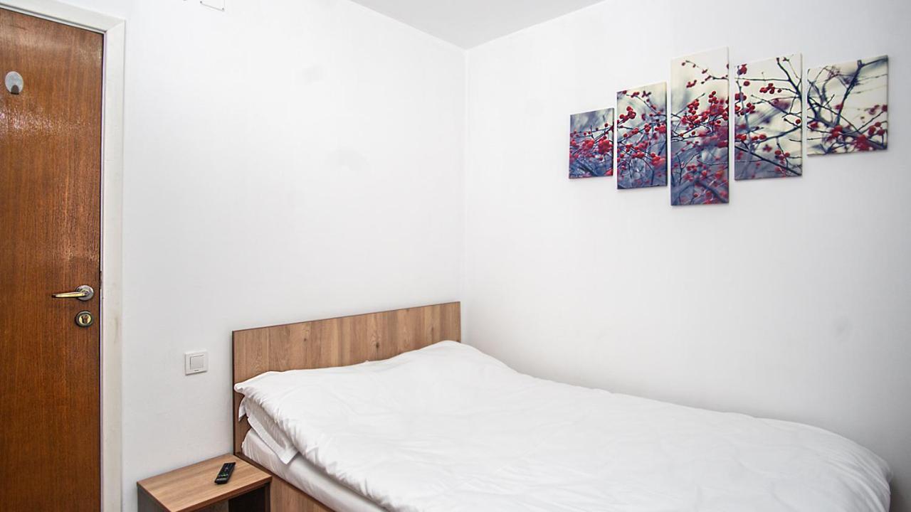 Hotel La Platouri Voluntari Екстериор снимка